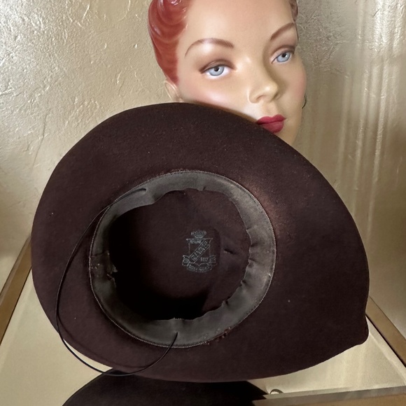 DELIGHTFUL 1940s\' BROWN FELT TILT FEDORA WITH WIDE BRIM + ORANGE CURLED FEATHERS